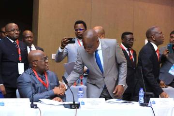 Martin Fayulu et Félix Tshisekedi se serrant la main le 13 novembre 2023 à Kinshasa. Photo droits tiers
