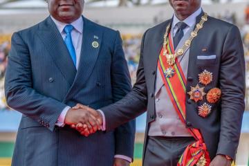 Poignée de main entre Fatshi et l'homme fort du Gabon, Brice Oligui Nguema. Photo cellcom présidence