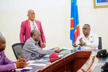 Remise et reprise entre le gouverneur du Kasaï-Oriental sortant, Jean-Paul Mbwebwe Kapo et son intérimaire Augustin Kayembe (lundi 19 mai 2025).. Photo gouvernorat