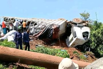 Un camion Mercedes tombé sur la colline de Kele à Tshikapa hier. PHOTO droits tiers