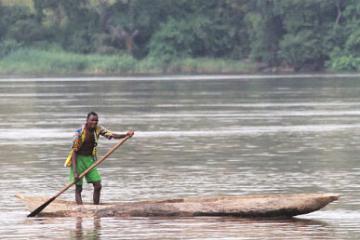 Un piroguier sur le fleuve Congo à Luozi. 