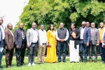 Joseph Kabila entourés par les enseignants d'universités et instituts supérieurs. 