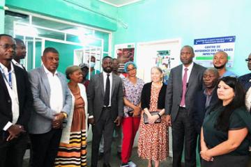 L'ambassadrice des USA au côté du corps médical du CTM clinique Kinoise et de l'Institut national de santé publique. 