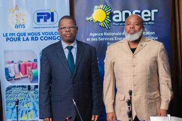 Le DG du FPI, Bertin Mudimu posant avec le DG adjoint de l'ANSER, Twambilangaka, après la signature du protocole d'accord. Photo droits tiers