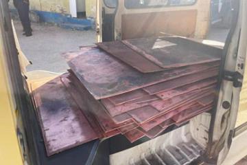 Les feuilles de cathodes interceptées dans un bus. 