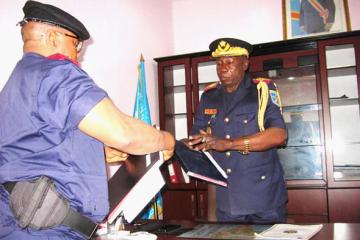Remise et reprise entre le sortant, le Général Dieudonné Odimba et l'entrant le Général Blaise Kilimbalimba . Photo droits tiers
