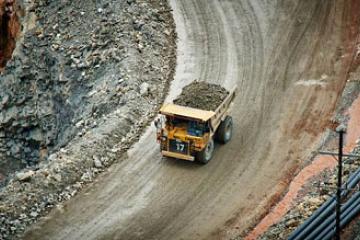 Un véhicule transportant des minerais dans la concession minière de la Comide. Photo droits tiers