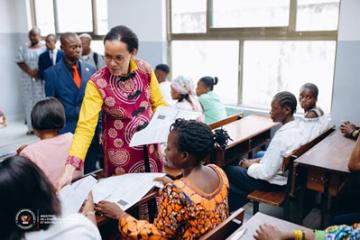 Une illustration de la ministre de l'éducation qui distribue des Items. Photo Cellcom ministère educ-nationale