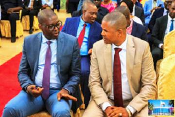 Côte-à-côte, Jacques Kyabula et Martin Kazembe, désigné pour assurer l'intérim du gouverneur. Photo droits tiers