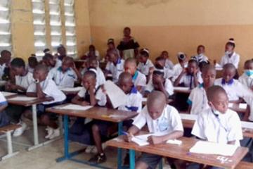 Des élèves de la 8ème année présentant leurs examens.