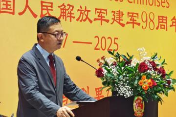 L'ambassadeur de Chine Zhao Bin (g) et l'attaché militaire An Yanjun. Photo droits tiers