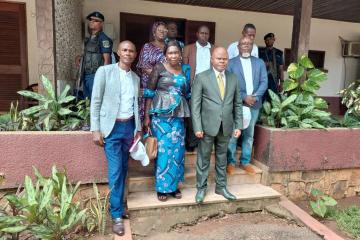 La délégation de la MESP pose avec le gouverneur du Nord-Ubangi, Jean Bosco Kotongo. PHOTO tiers 