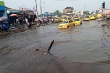 Les conséquences du délabrement généralisé  des  voiries urbaines, ,particulièrement à Kinshasa, sont dramatiques. Photo droits tiers