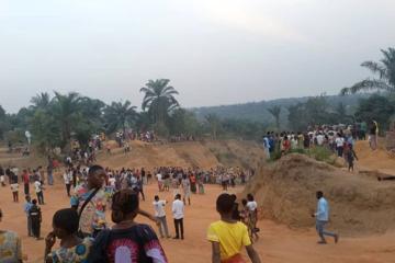 Paniquée, la population de Kabanza (une localité de la commune de Kananga) entoure le ravin après l'éboulement. Photo FDA