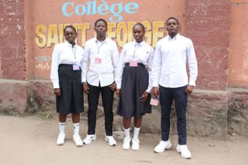 Quatre finalistes devant le centre du Collège Saint Georges après l'épreuve de culture générale de l'Exetat 2025. PHOTO droits tiers 