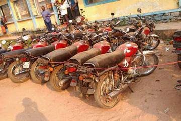Quelques motos saisies à Mwene-Ditu dans l'opération de la taxe de stationnement.