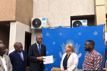 Remise symbolique des équipements par l'ambassade des Etats-Unis à l'INSP. Photo droits tiers