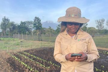 Vue d'une agricultrice utilisant l'ia sur son smartphone. 