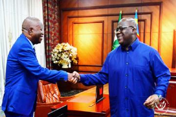 Adolphe Muzito serrant la main au Président de la République, Félix-Antoine Tshisekedi, lors d'une rencontre le 2 juillet au Palais de la Nation. Photo droits tiers