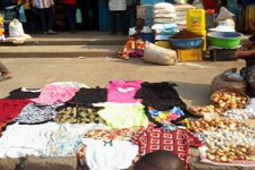 Des étalages au marché central de Kananga. 