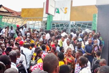 Des enseignants devant Advans Bank à Tshikapa. 