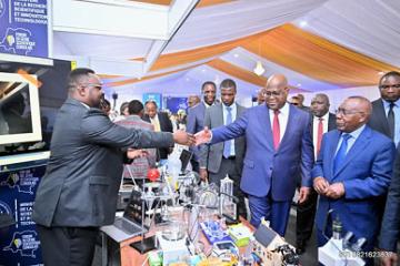 Le Président Félix Tshisekedi félicitant Doudou Lekata, CEO de Beni Futur au stand de l'Asbl.. Photo d'archives.