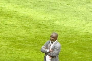 Le sélectionneur national des Léopards de la RDC pensif après la défaite de son équipe 0-1 contre le Kenya. 