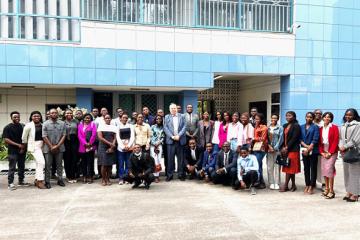 Les boursiers congolais posant avec l'ambassadeur Karl Tikhaze de Russie. 