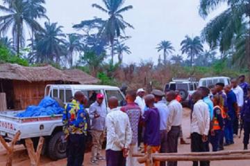 Une équipe du gouvernement provincial du Kasaï sur la barrière de Mwaka. 