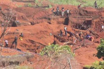 Une vue de creuseurs de diamant dans le site minier artisanal de Diboko à Tshikapa. Photo Droits tiers