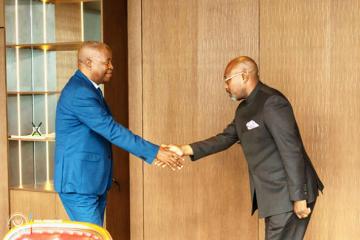Le VPM Adolphe Muzito recevant Jean-Noël Sheke, ministre provincial du Budget de la Kinshasa. Ph. Droits tiers