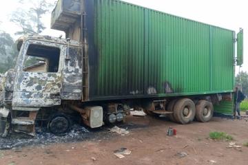 Le véhicule transportant des braises incendié par les terroristes Ougandais des ADF. Photo droits tiers