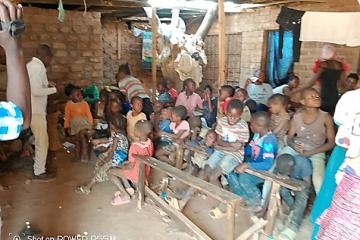 Les enfants déplacés dans un hangar à Lubumbashi.