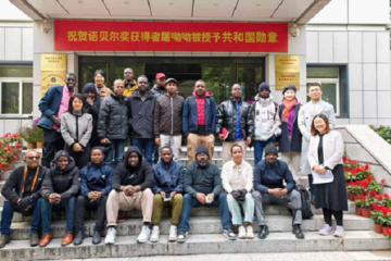 Médecine traditionnelle et diplomatie scientifique, la Chine partage l'héritage de Tu Youyou avec l'Afrique. Photo droits FDA.