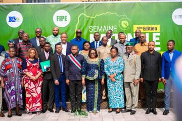 Photo de famille de la ministre Marie Nyange et des ministres provinciaux. 
