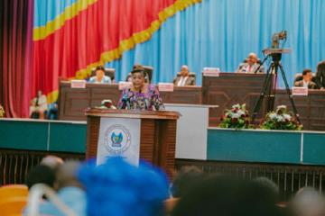 Judith Suminwa défend devant l'Assemblée un budget 2026 équilibré et orienté vers le social. .  Photo droits tiers