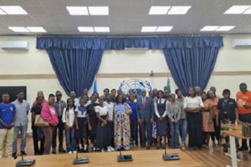 Le directeur régional Maxine Houinato entouré des jeunes congolais.  Photo droits tiers