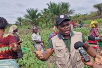 Mr Judicael Pazou, coordonnateur du projet chez FAO assiste à la récolte à kihi. Photo droits tiers
