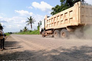 Un camion sur la route Kananga Kalamba-Mbuji, roulant à vive allure. Photo droits FDA