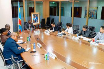Une vue de la délégation d'entreprises japonaises avec le VPM Daniel Mukoko Samba. 