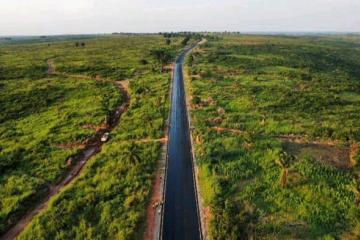 Vue aérienne d'une partie de la route Kalamba Mbuji, une bande d'essai en asphalte de 600 mètres a été posée.  Photo droits tiers