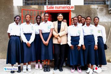 Des élèves de Mont-Amba devant la nouvelle salle numérique. 