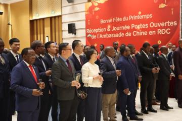 Des officiels congolais et diplomates chinois.