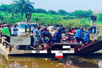 Les passagers au bord du bac qui a causé des dégâts le 13 février 2026 sur la rivière Kalelu.  Photo droits tiers
