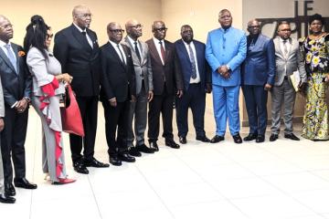 Les membres du conseil d'administration et la Direction générale réunis autour du président du Conseil supérieur du Portefeuille.  Photo droits tiers