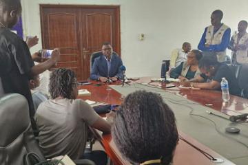 Le directeur adjoint du PEV pendant le briefing.