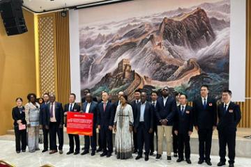 Photo de famille avec les différentes parties présentes à la cérémonie de remise. Photo droits tiers