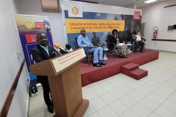 Vue des intervenants au café politique "Uongozi.