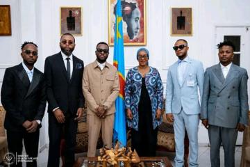 La ministre de la Culture Yolande Ebele aux côtés de l'artiste Héritier Watanabe accompagné de  membres de son orchestre. Photo droits tiers