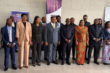 Réunis autour du ministre Justin Kalumba, du DG de FPI, Hervé Claude Batunkoke et du représentant de FOGEC, les jeunes entrepreneurs immortalisent ce moment historique. Photo droits tiers